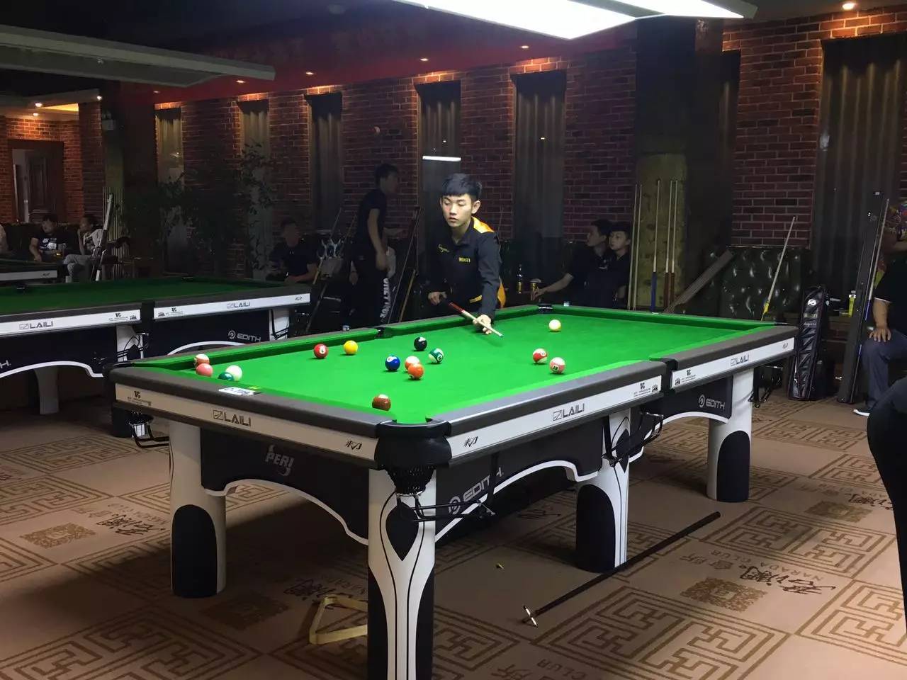 包含国际比赛日费耶诺德备战CBA常规赛，防线松动细节曝光，质疑声仍在，临场指挥获称赞的词条